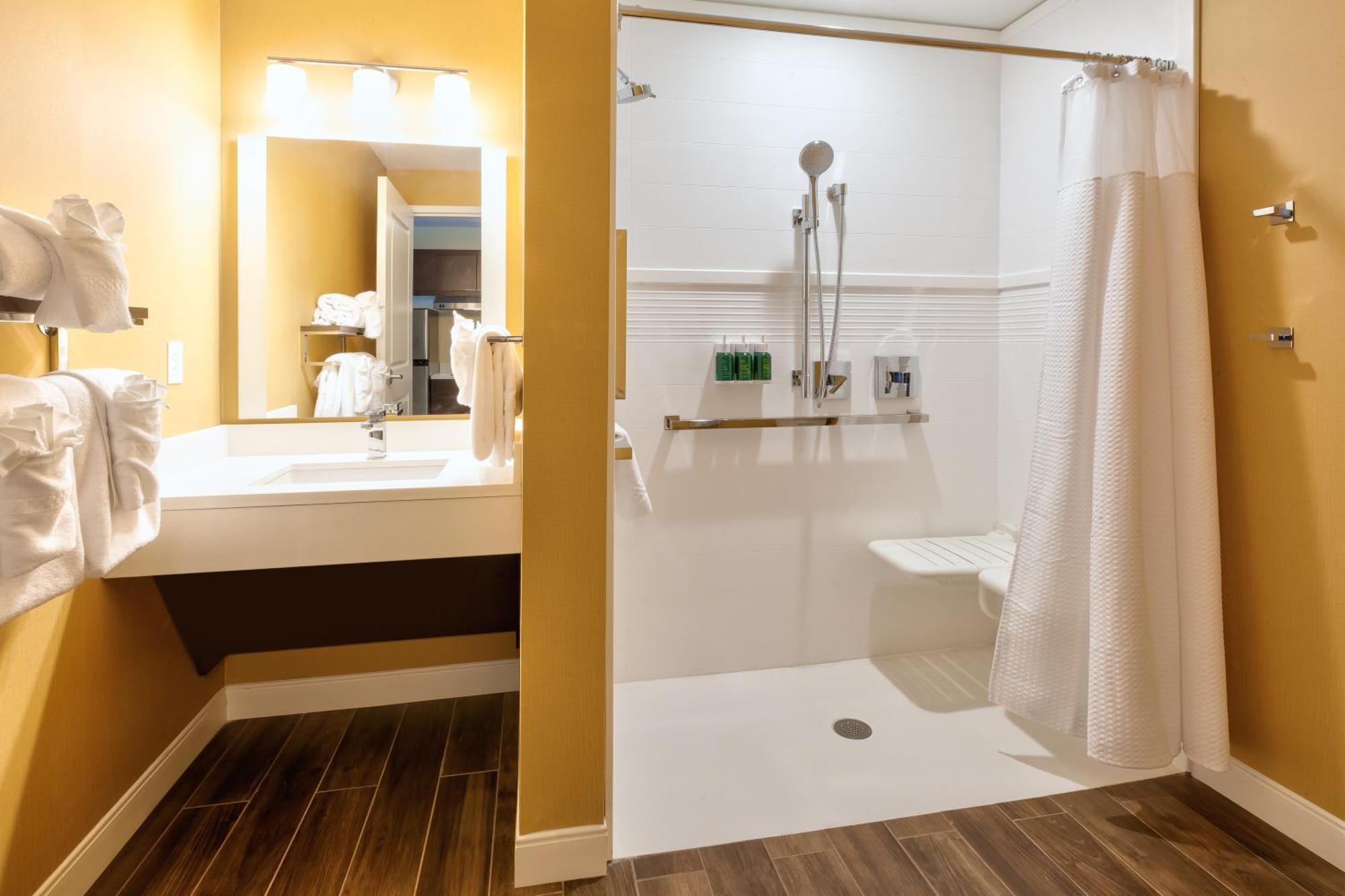 Towneplace Suites By Marriott Grand Rapids Airport Southeast エクステリア 写真