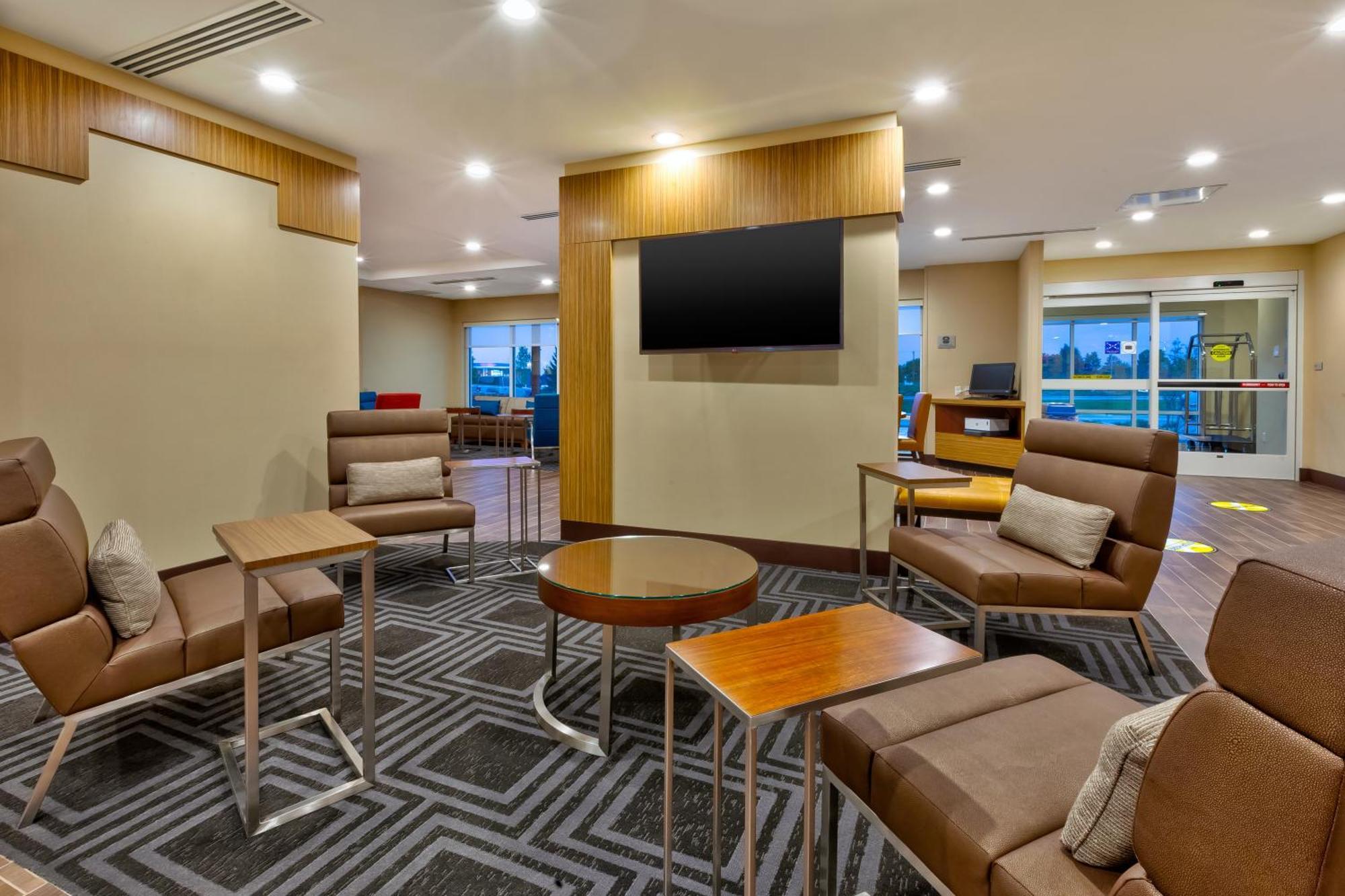 Towneplace Suites By Marriott Grand Rapids Airport Southeast エクステリア 写真